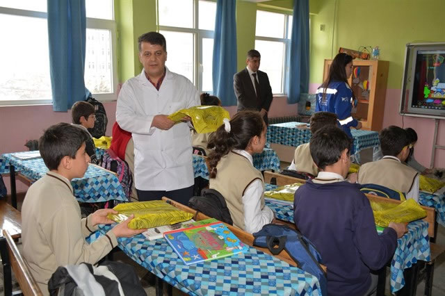 Haytap olarak Hakkari’de Çocuklara Kitap Dağıttık