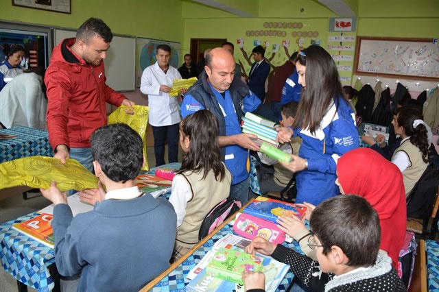 Haytap olarak Hakkari’de Çocuklara Kitap Dağıttık