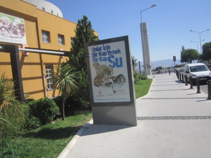 Konak Belediyesi 35 Farklı Yere Haytap’ın Bir Kap Su ve Yemek Bildboarları Koydu