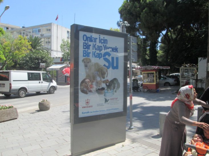 Konak Belediyesi 35 Farklı Yere Haytap’ın Bir Kap Su ve Yemek Bildboarları Koydu